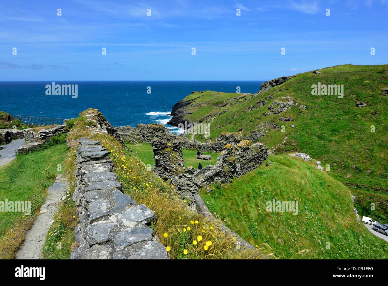 Guardando verso il muro di castello verso, Tintagel Castle isola penisola, Cornwall,l'Inghilterra,UK Foto Stock