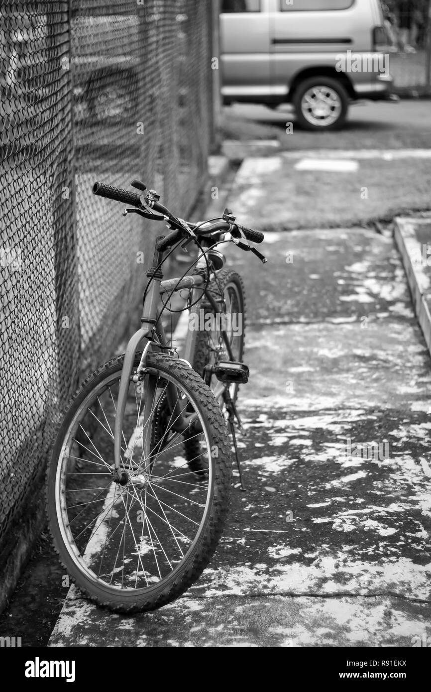 Il parcheggio per le bici girato in bianco e nero Foto Stock