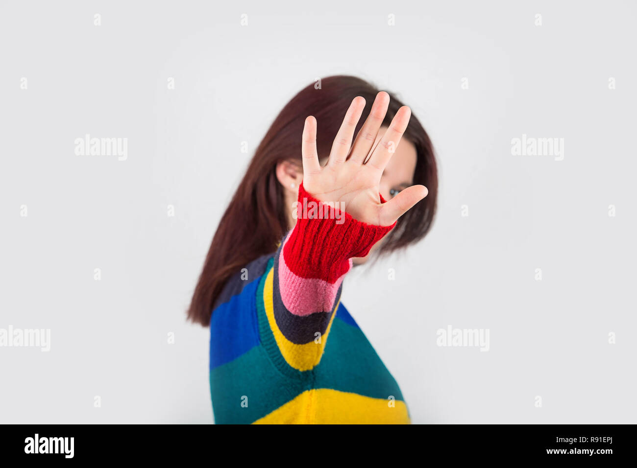 Non più concetto,gesto stop.Il ritratto di una giovane con mano sollevata rendendo non più gesto.Non più cibo malsano,non più fumatori,alcol. Foto Stock