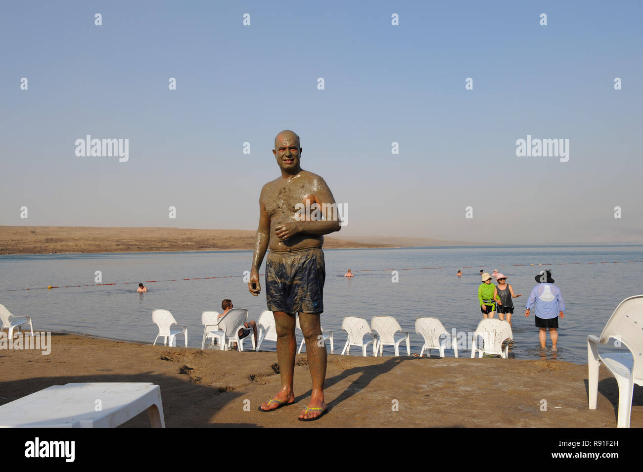 Israele il Kalya Beach Resort del mondo's saltiest altamente mineralizzata Mar Morto in Giordania Rift Valley dove le persone si bagnano nel fango salato per i benefici per la salute. Foto Stock