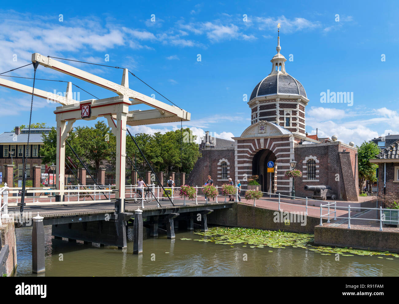 La Morspoort, una vecchia porta della città sul Morssingel canal, Leiden, Zuid-Holland (South Holland), Paesi Bassi Foto Stock