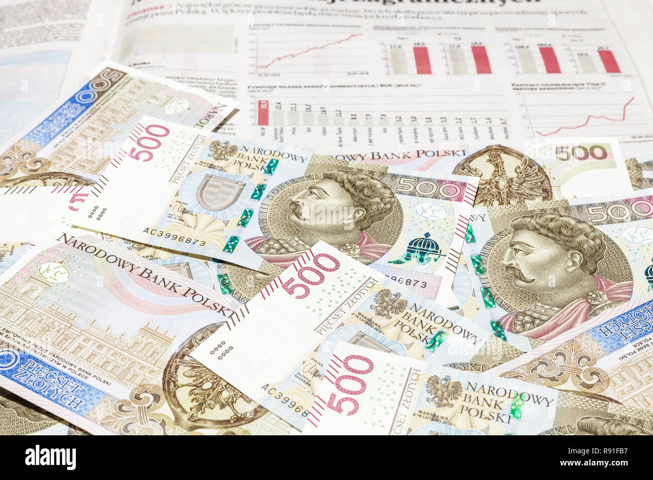 500 PLN banconote sul quotidiano finanziario con i grafici a barre e i grafici Foto Stock