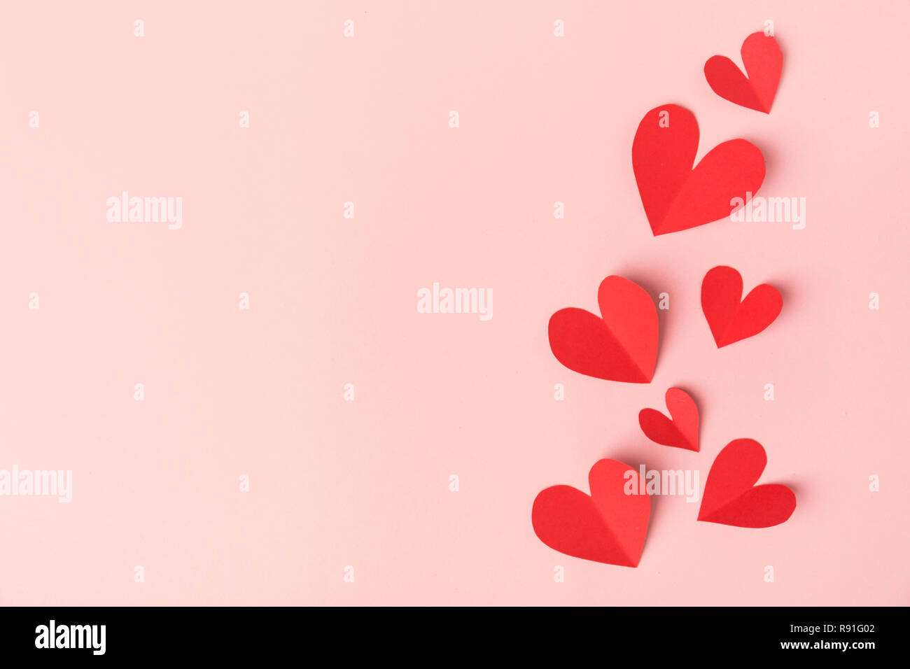 Bellissimo il giorno di san valentino Cuori di carta su sfondo rosa. Vista da sopra. Il giorno di San Valentino del concetto. Foto Stock