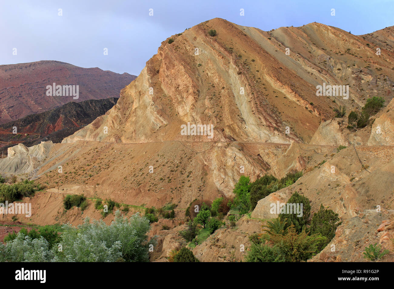 Weathered formazioni rocciose sedimentarie Tighza (Tijhza) villaggio, Ouarikt valley, Alto Atlante, Marocco Foto Stock