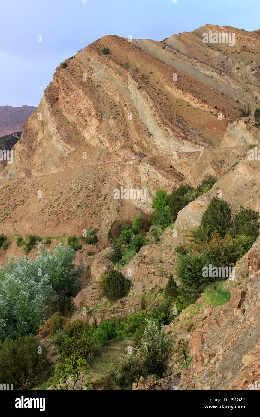 Weathered formazioni rocciose sedimentarie Tighza (Tijhza) villaggio, Ouarikt valley, Alto Atlante, Marocco Foto Stock