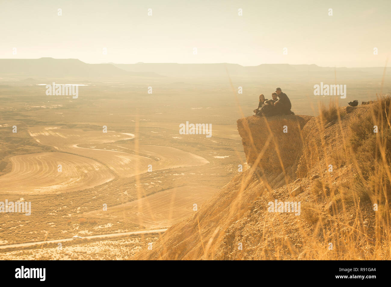 Amici al tramonto in Bardenas Reales, Navarra Foto Stock