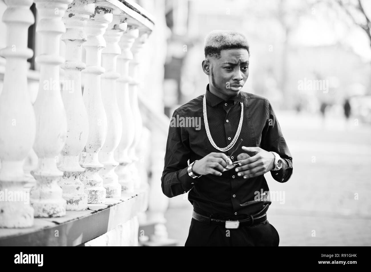 Chic bello African American Uomo in camicia nera con catena in oro Foto  stock - Alamy