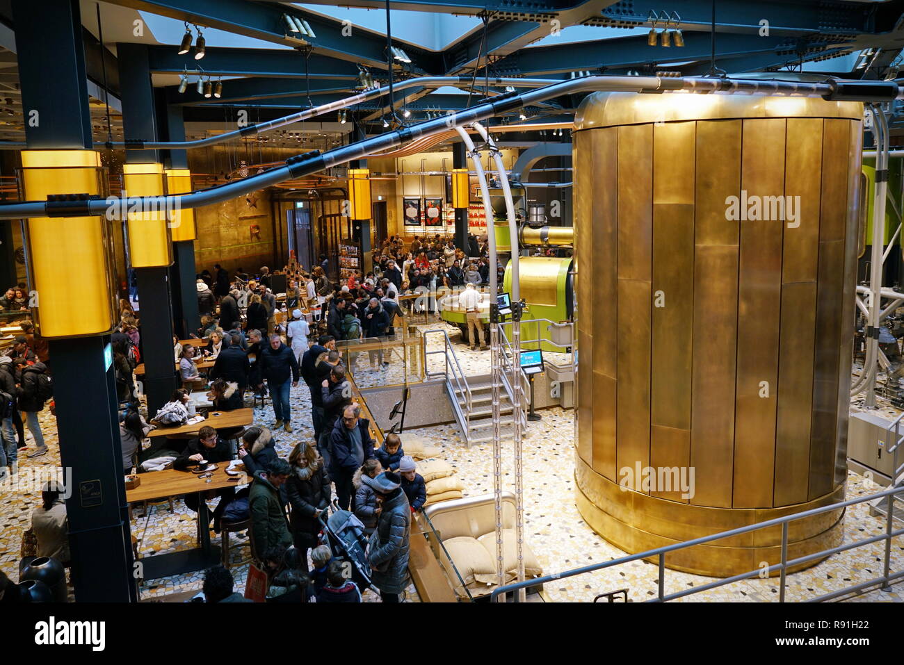 Milano, Italia - dicembre 2018: La Riserva di Starbucks Roastery e la sala di degustazione a Milano Foto Stock
