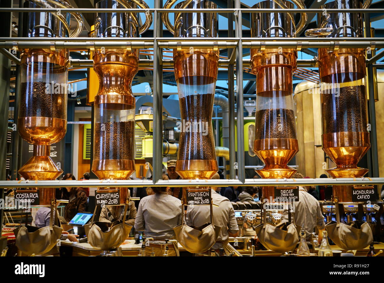 Milano, Italia - dicembre 2018: La Riserva di Starbucks Roastery e la sala di degustazione a Milano Foto Stock