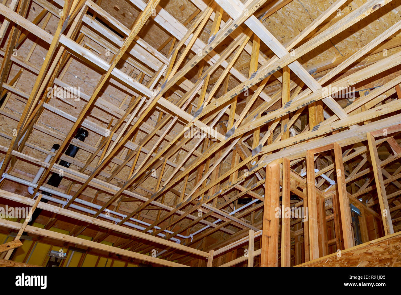 Una nuova casa in costruzione interiore e tubature all'interno di un telaio di casa. Foto Stock