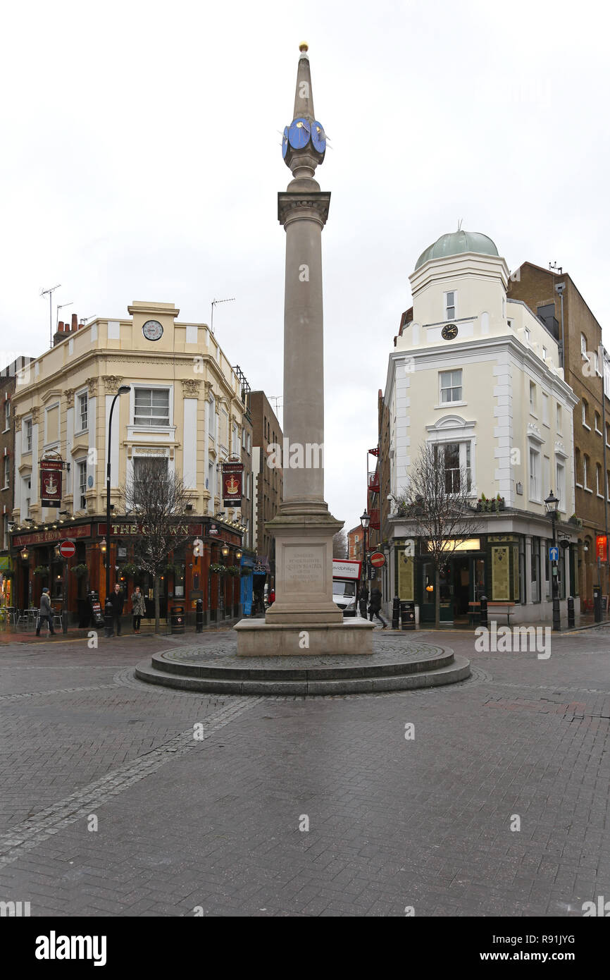 LONDON, Regno Unito - 28 gennaio: Seven Dials meridiana di gennaio 28, 2013. Seven Dials bivio rotatoria a West End di Londra, Regno Unito Foto Stock