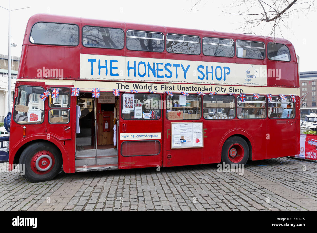 LONDON, Regno Unito - 25 gennaio: l'onestà Shop on gennaio 25, 2013. L'onestà regali in convertito autobus Routemaster in Londra, Regno Unito Foto Stock