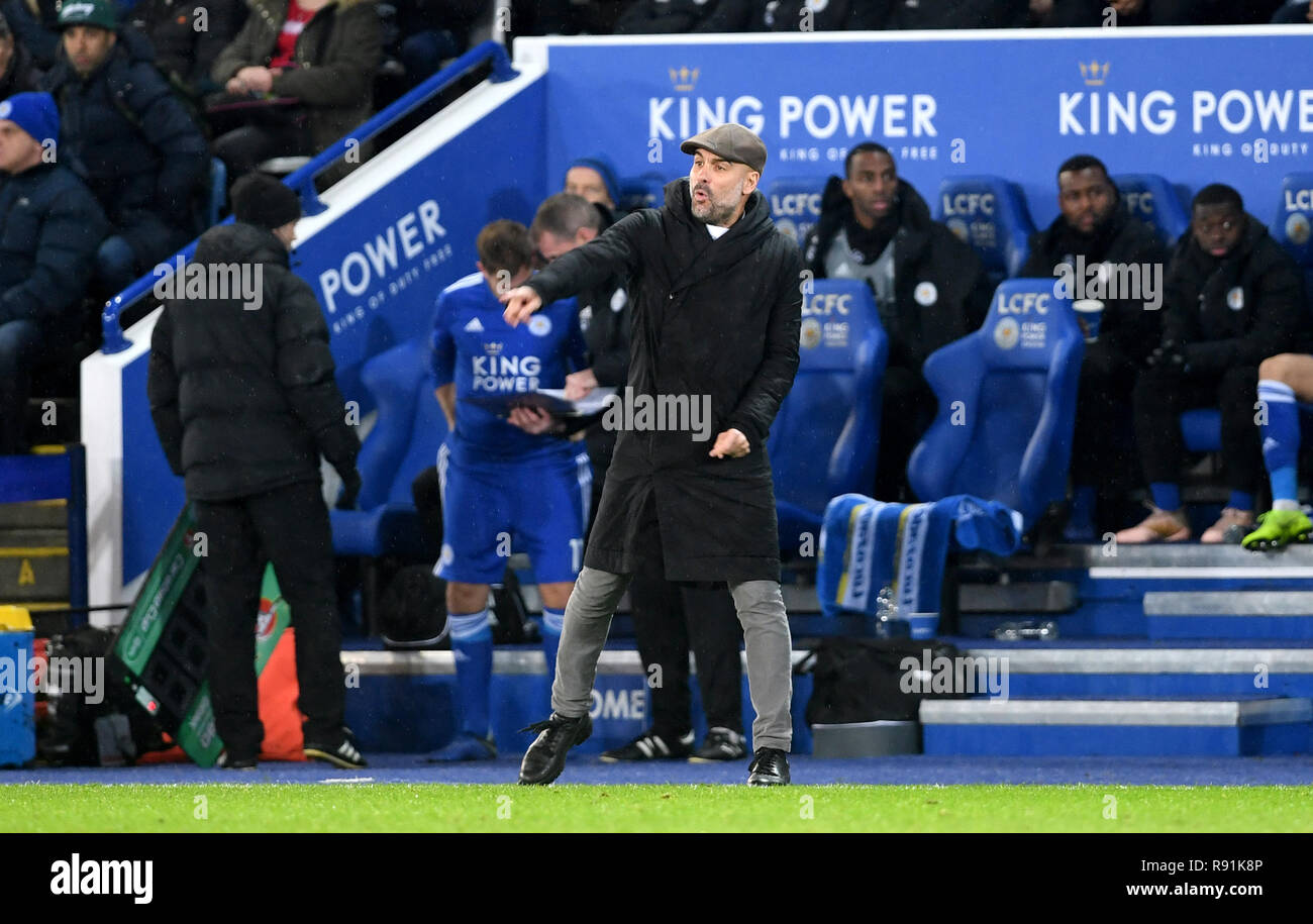 Manchester City manager Pep Guardiola gesti sul perimetro durante il Carabao Cup, quarti di finale corrisponde al King Power Stadium, Leicester. Foto Stock