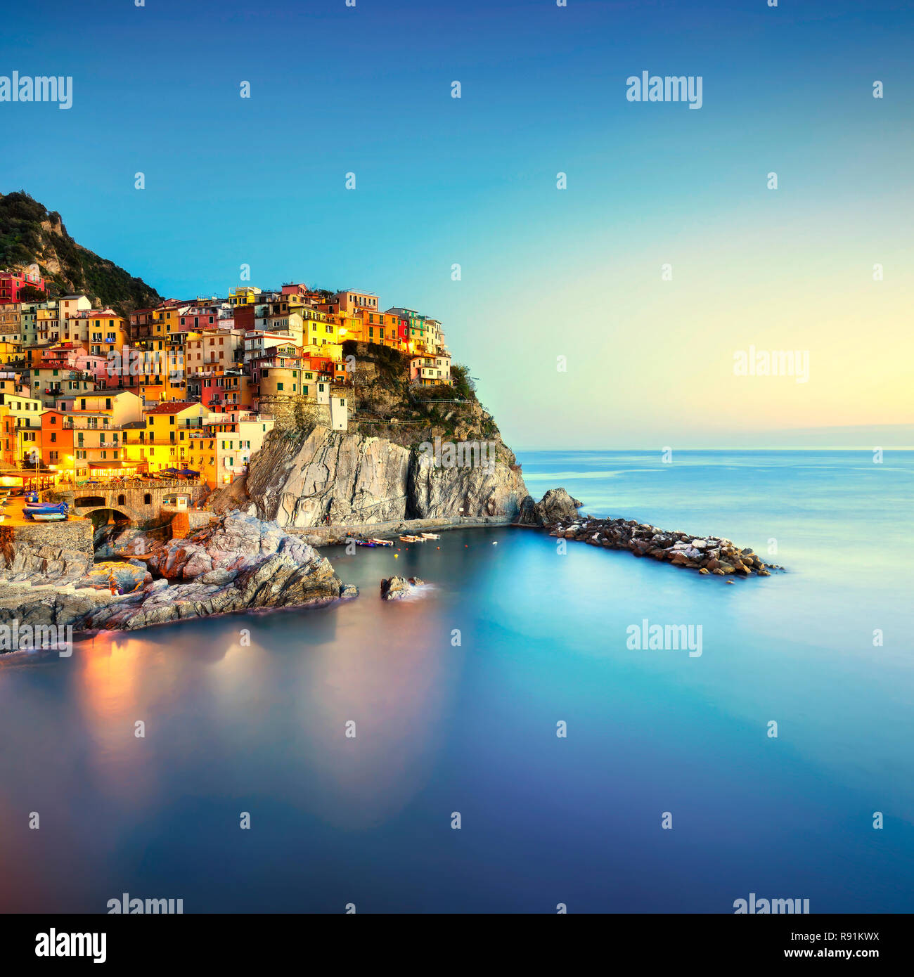 Manarola village sulla scogliera di rocce e mare, seascape in cinque terre, il Parco Nazionale delle Cinque Terre Liguria Italia Europa. Foto Stock