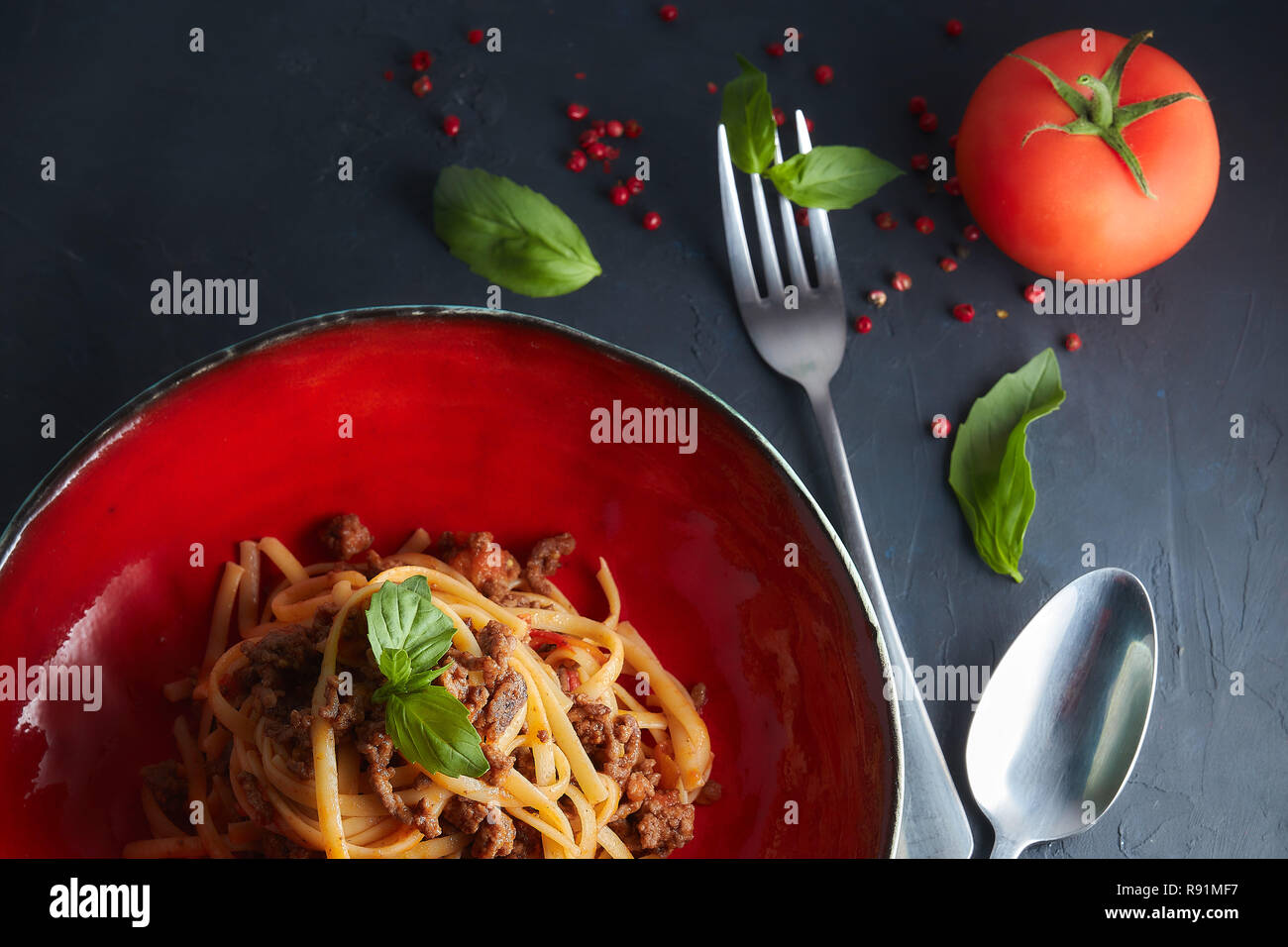 Vista dall'alto bollire la pasta istantanea coreana o spaghetti in padella  rossa, attività di cucina casalinga