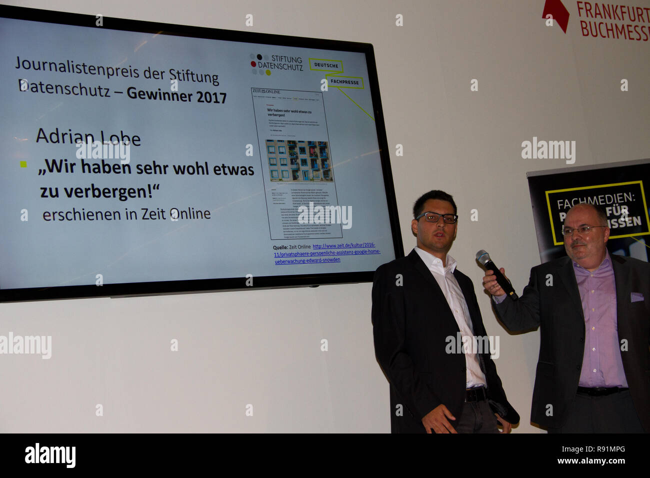 Il vincitore del premio per il giornalismo 2017 Adrian lobo durante un colloquio presso la fiera del libro 2017 in frankfurt am main Germania Foto Stock