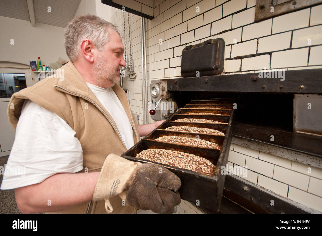 28.02.2011, Eggstedt, Schleswig-Holstein, Germania - Dorfbaecker Lange beim Backer von Vollkornbrot. 0RX110228D416CAROEX.JPG [modello di rilascio: NO, corretto Foto Stock