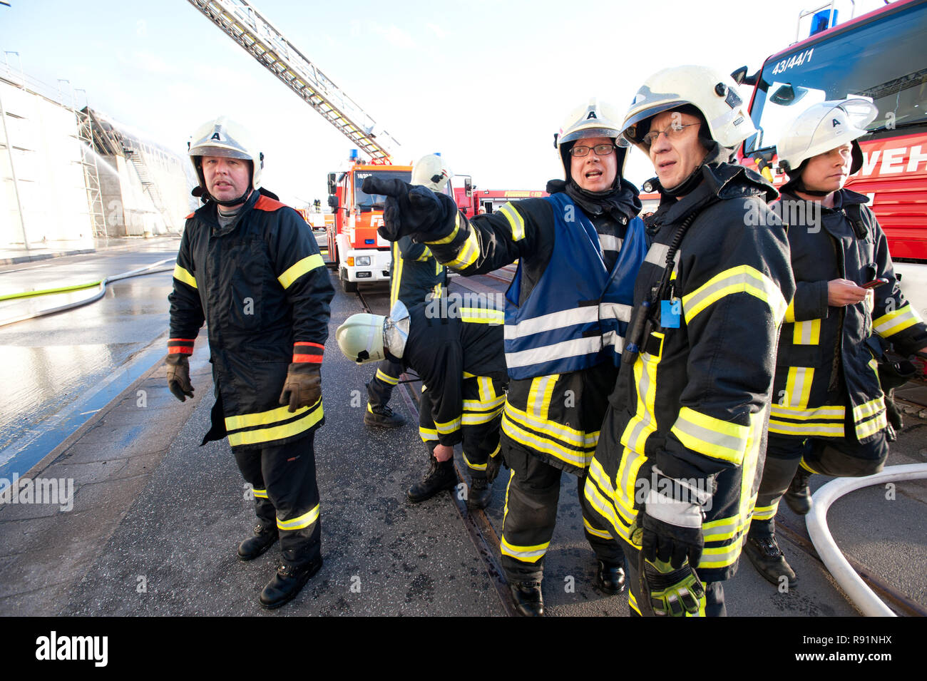 28.03.2011, Itzehoe, Schleswig-Holstein, Germania - Grossbrand Suder am Hafen in Itzehoe. Das Getreidelager der Firma Rusch wurde komplett zerstoert. 0 Foto Stock