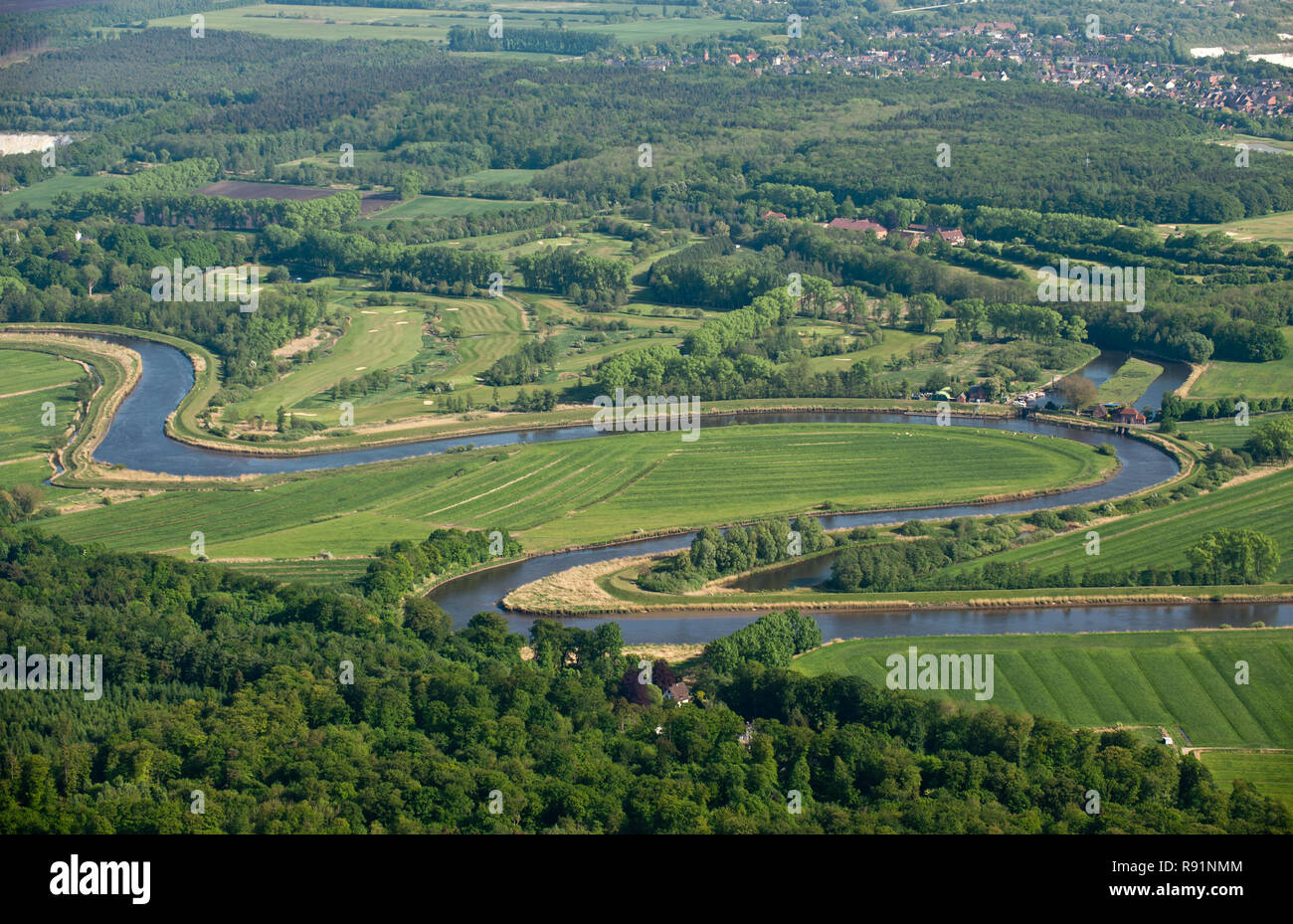 09.05.2011, Muensterdorf, Schleswig-Holstein, Germania - Die Maeander der oestlich Stoer von Itzehoe zwischen der Geest und der Muensterdorfer Geestins Foto Stock