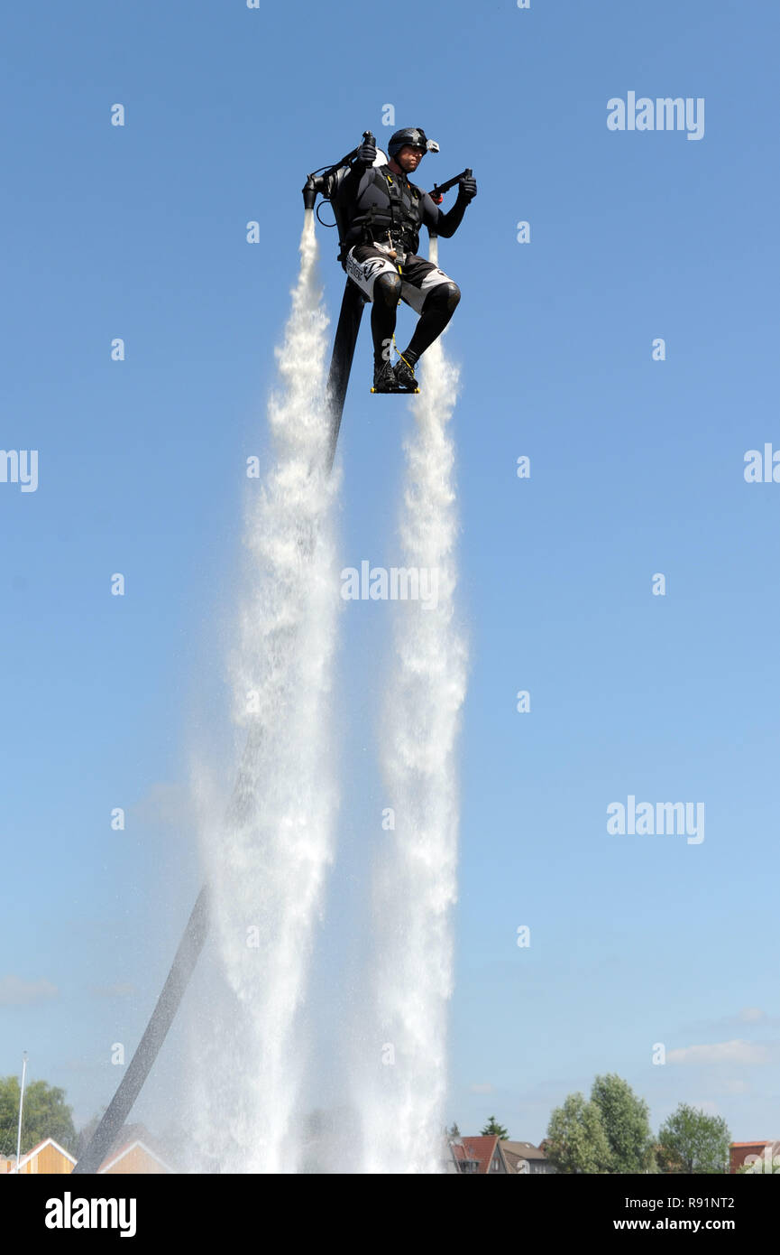 27.06.2011, Wewelsfleth, Schleswig-Holstein, Germania - Ein Mitarbeiter der MS Sport Acquatici GmbH aus Itzehoe demonstriert den Jetlev-Flyer im Zuge von F Foto Stock