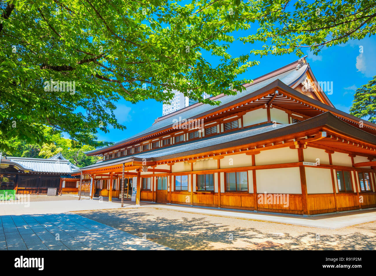 Tokyo, Giappone - 28 Aprile 2018: il Santuario Yasukuni è un sacrario scintoista di Tokyo fondata dall'Imperatore Meiji e commemora tutti coloro che erano morti nel servizio di Foto Stock