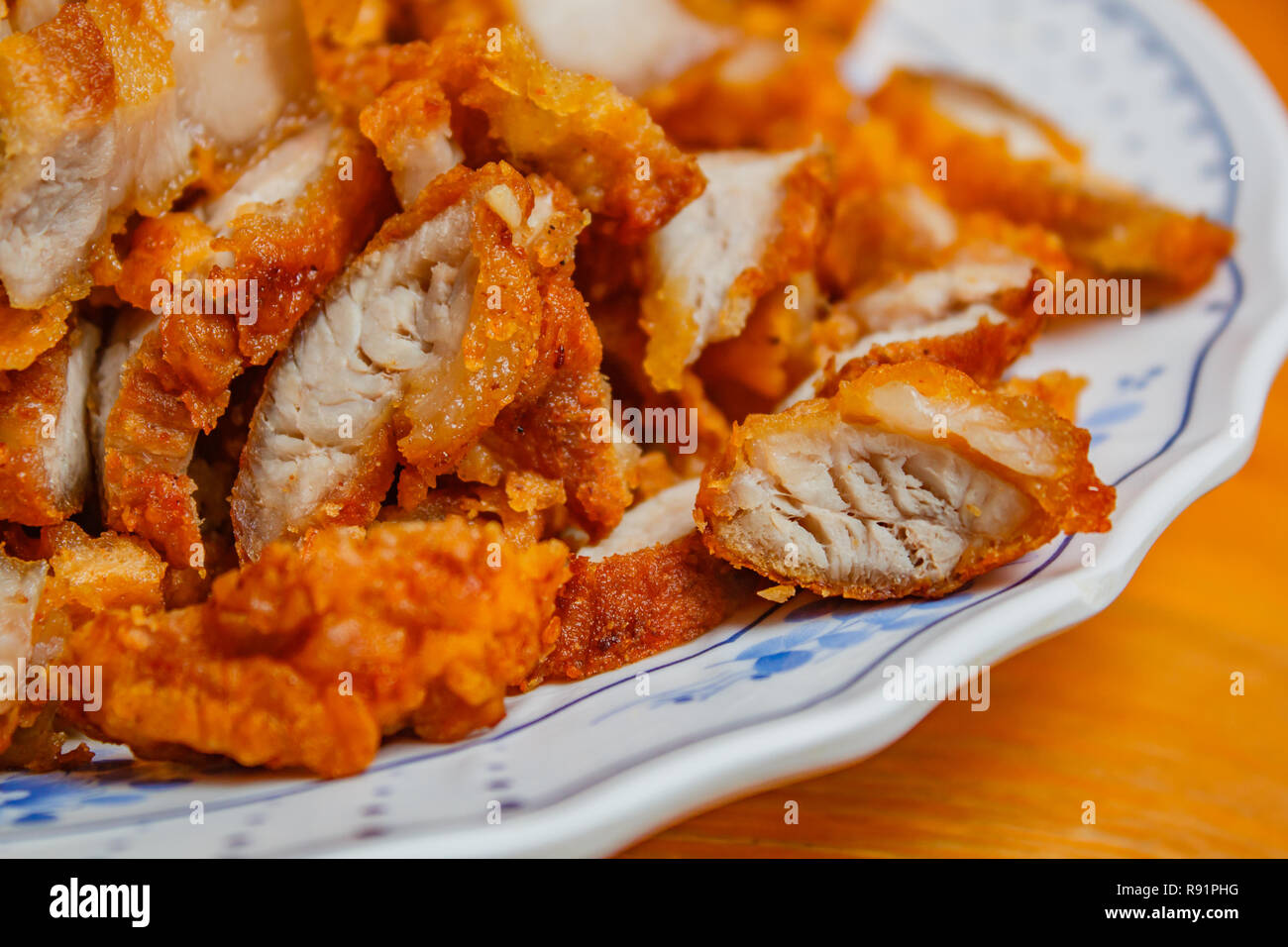Profondo fritto croccante maiale ventre a casa. Foto Stock