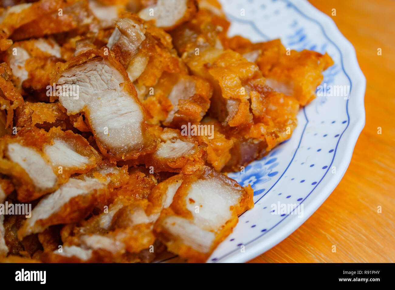 Profondo fritto croccante maiale ventre a casa. Foto Stock