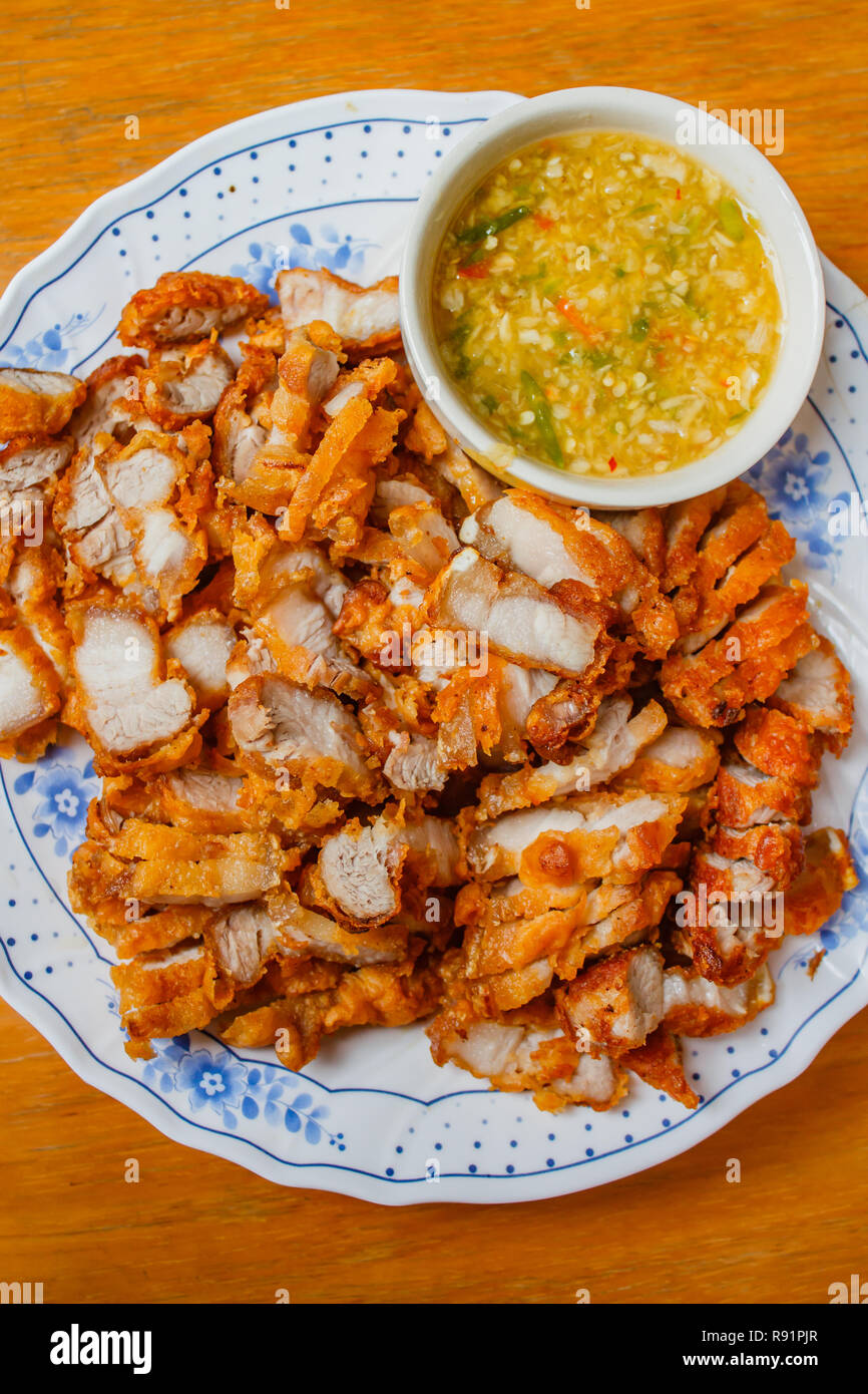 Profondo fritto croccante di pancetta di maiale e salsa piccante. Foto Stock