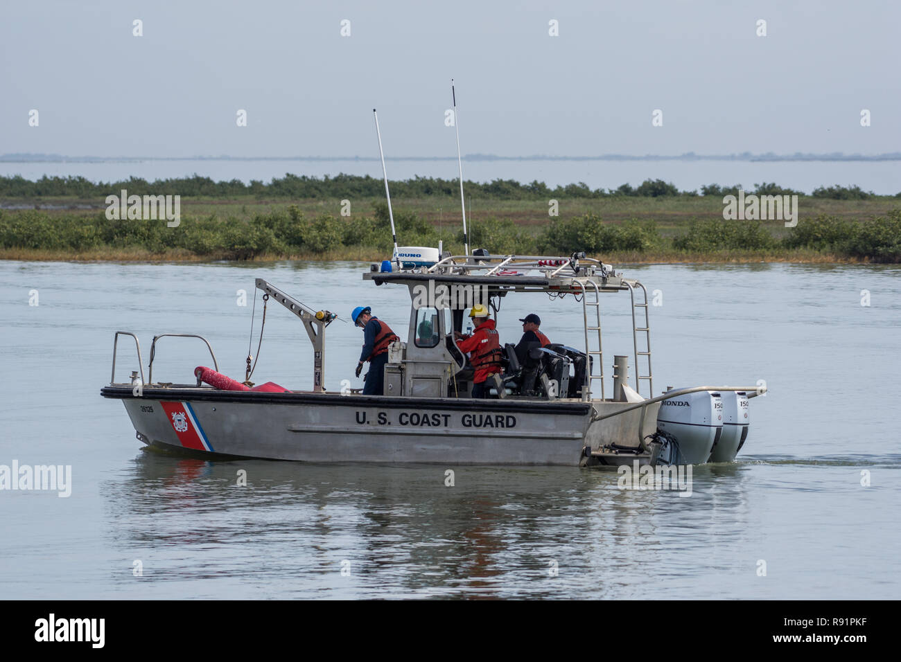 Un US Coast Guard indagini barca fluviale. Rifugio Naturale Nazionale Aransas, Texas, Stati Uniti d'America. Foto Stock
