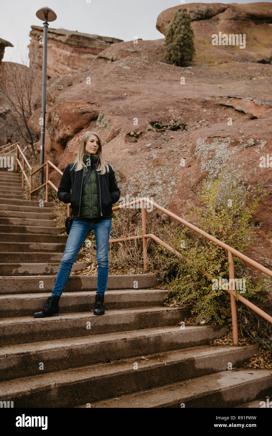 Giovani bellissimi e moderni Caucasian Donna sorridente mentre si viaggia a Red Rocks Parco in Stati Uniti al di fuori in natura presso il parco dello stato Foto Stock