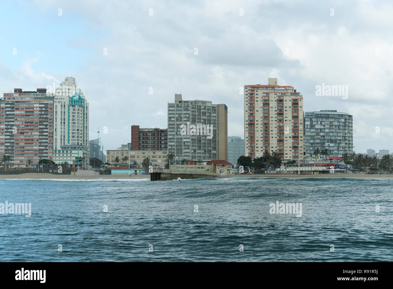 Durban, KwaZulu-Natal, Sud Africa, alto e moderno hotel e appartamenti di vacanza sulla spiaggia, città di Durban, vicino a North Beach pier Foto Stock