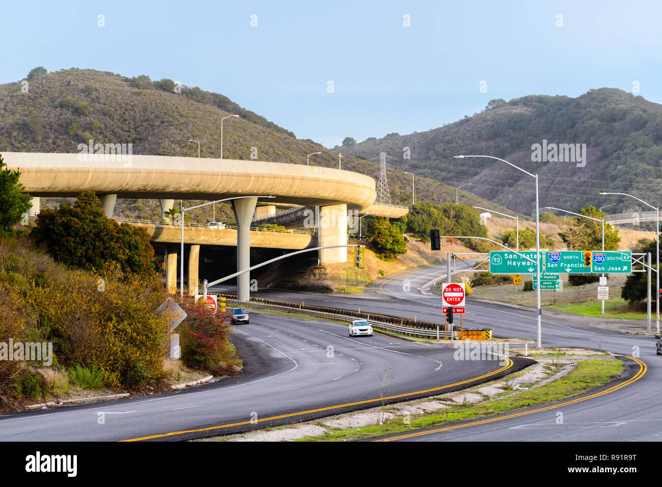 Interscambio superstrada con al di sopra e al di sotto di passa, San Mateo, San Francisco Bay Area, California Foto Stock