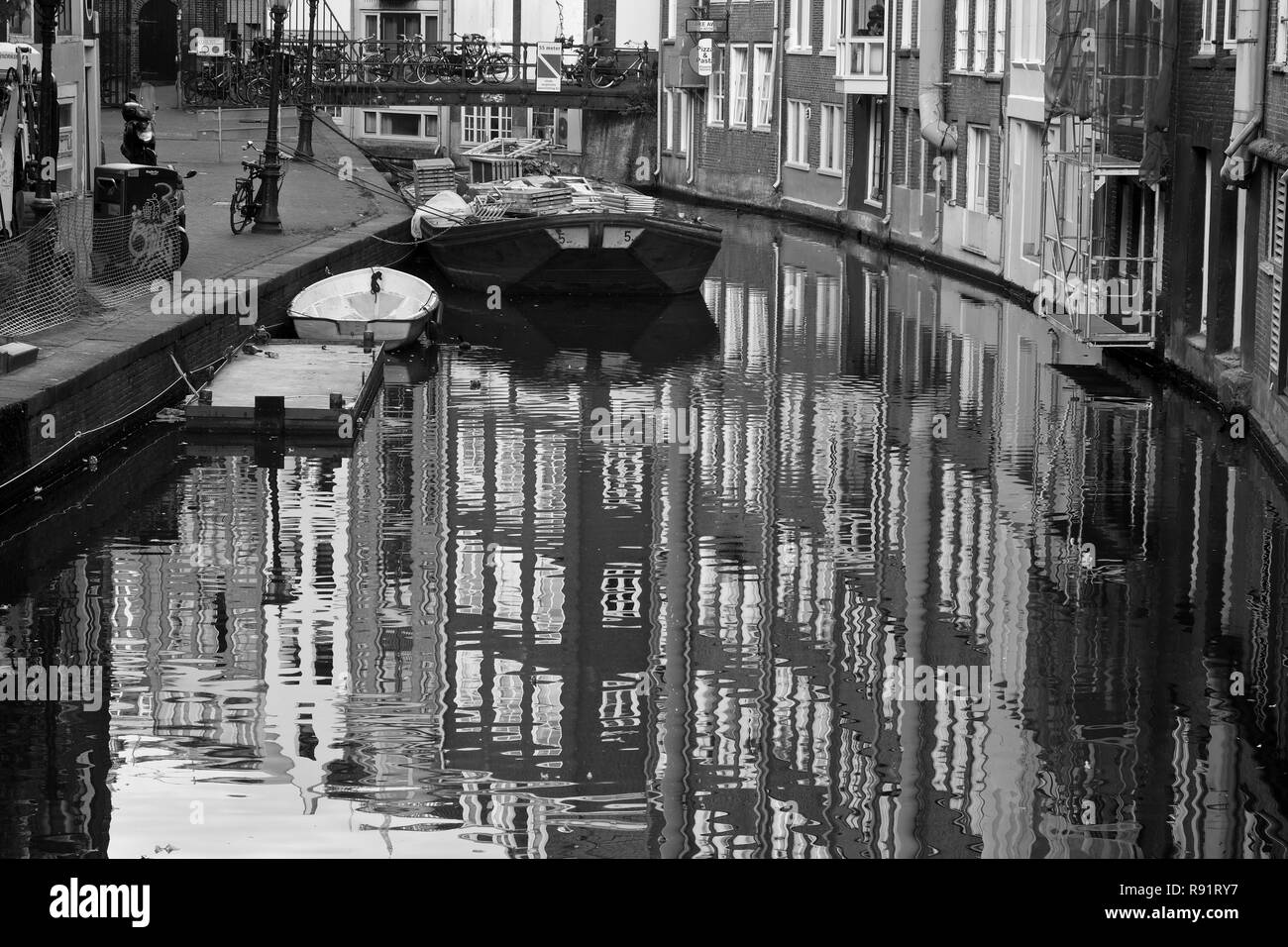 Canal e il ponte. Paesaggio urbano di Amsterdam in bianco e nero Foto Stock