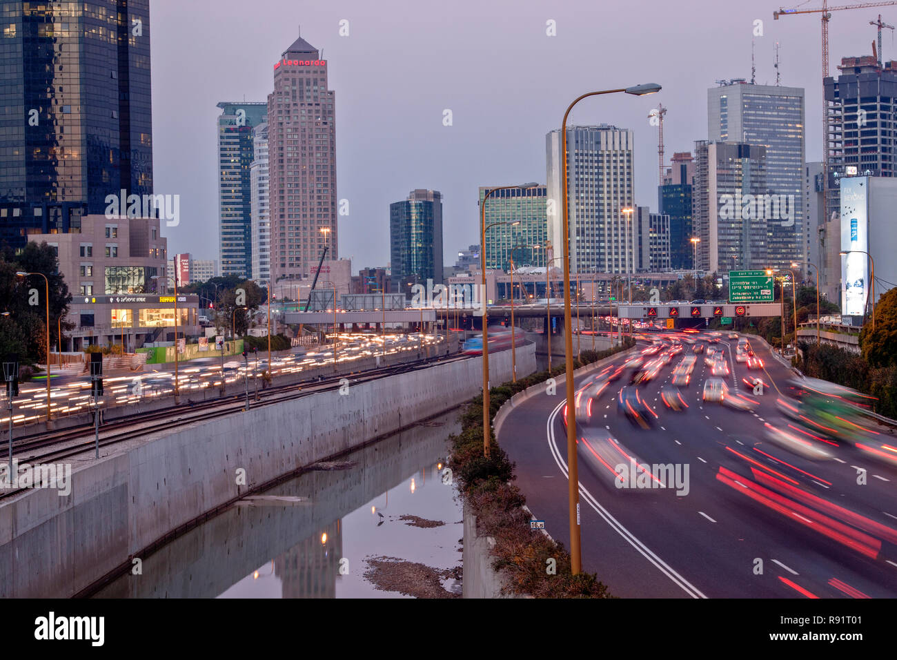 Israele, Tel Aviv, una lunga esposizione Night Shot di Ayalon highway guardando a Nord con un drammatico sfondo cielo Foto Stock