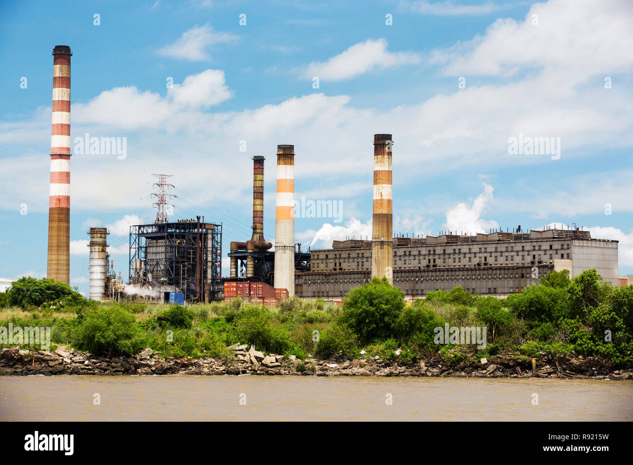 Una stazione di alimentazione a Buenos Aires, visto di Costanera Sur la riserva naturale sulle rive del fiume piastra, Buenos Aires, Argentina. Foto Stock