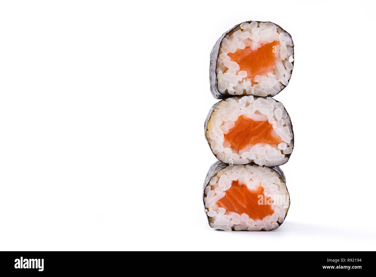 Rotoli di sushi su sfondo bianco. Copyspace Foto Stock