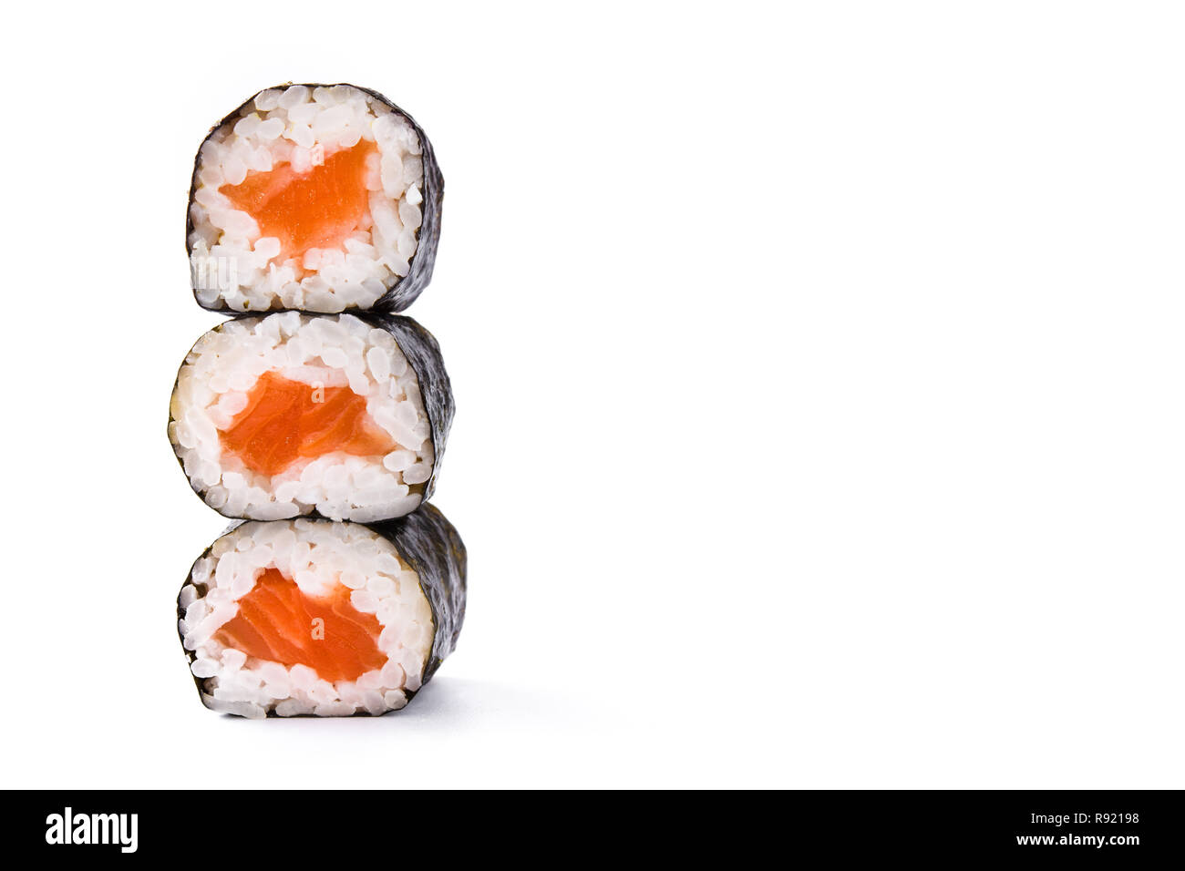 Rotoli di sushi su sfondo bianco. Copyspace Foto Stock