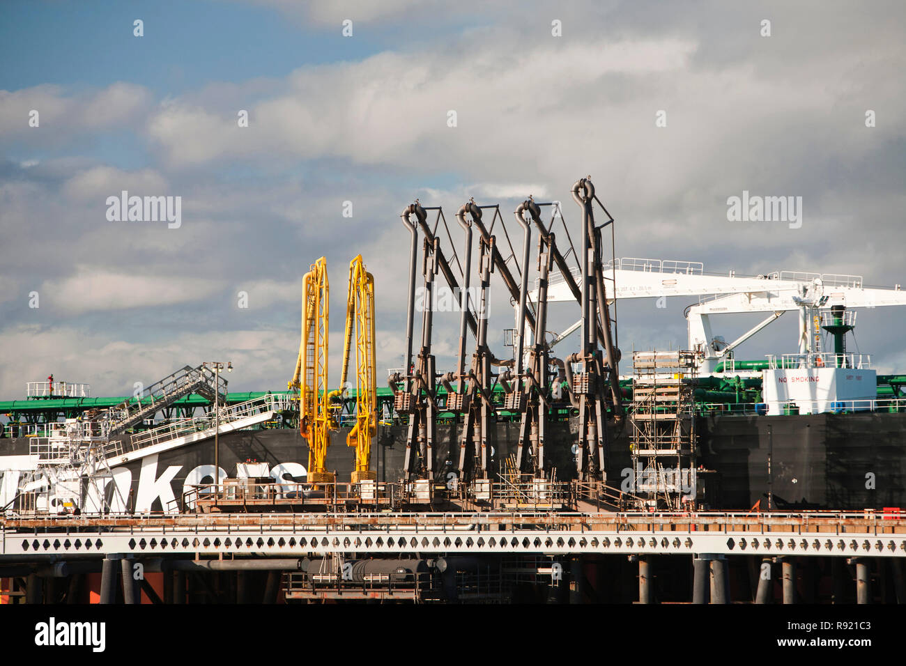 Una petroliera greca ancorata alla flotta terminale petrolifero sull isola di flotta nelle Orcadi Scozia, Regno Unito. Il 10 percento dell'olio UKs della produzione proviene attraverso la Flotta terminale dal petrolio del Mare del Nord i campi. Foto Stock