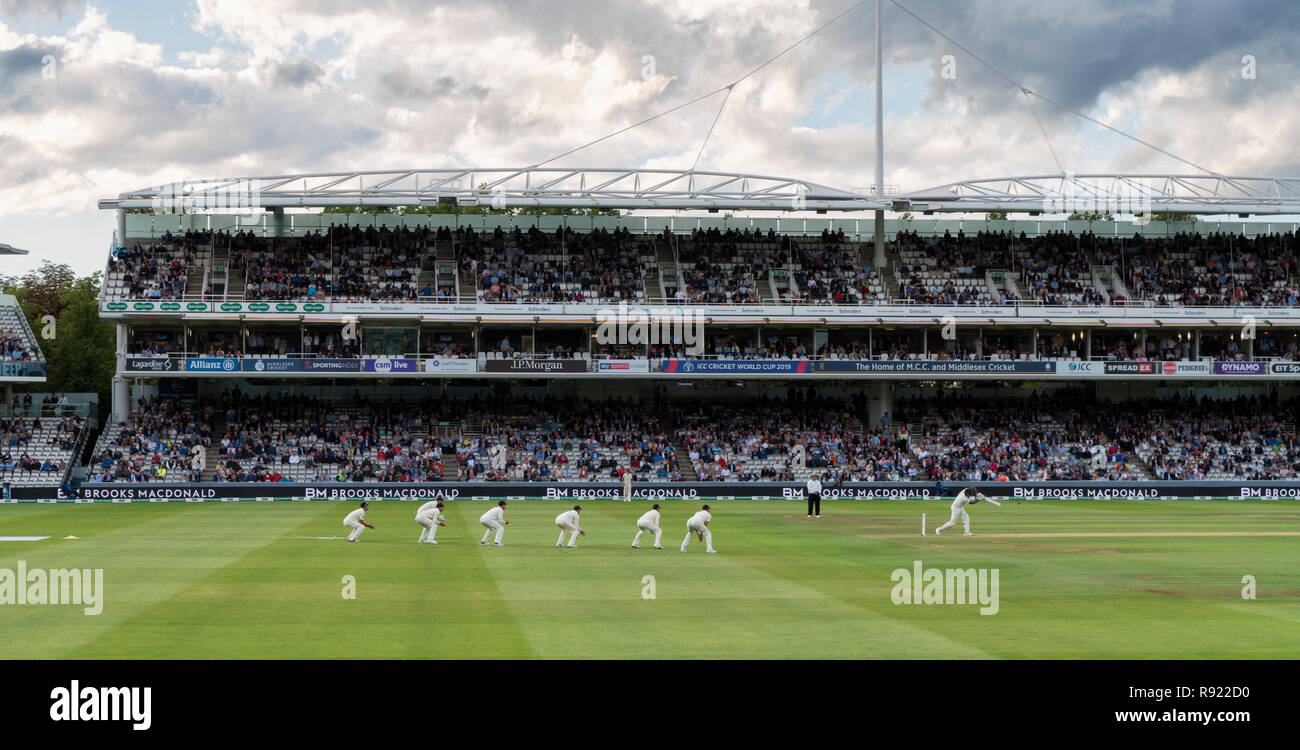 Dopo quasi 2 giorni di ritardi a causa di forte pioggia il 2018 Inghilterra v India test match al Lords continua nella sessione serale sotto cieli bui Foto Stock