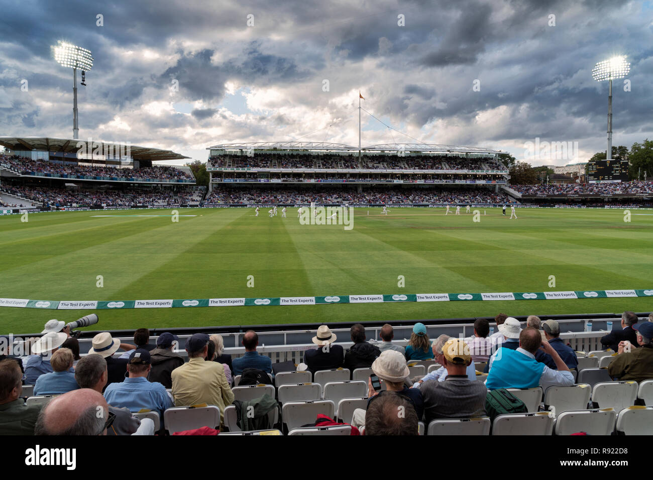Una folla sparsa la visione di cricket al Lords il secondo giorno dell'Inghilterra v India test match dopo una giornata di pioggia e molto limitato tempo di riproduzione. Foto Stock