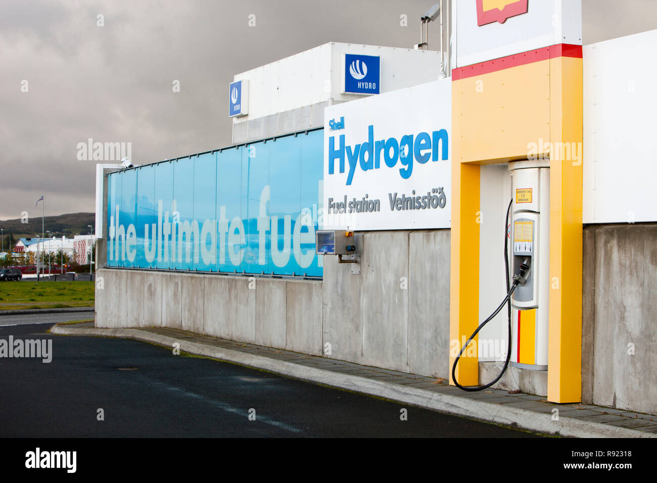 Un idrogeno stazione di riempimento nella periferia di Reykavik, Islanda. La stazione di riempimento è di proprietà di Shell ed è parte di un progetto per aiutare l'Islanda si spostano da lontano dalle importazioni di petrolio, per alimentare i propri veicoli con idrogeno. L'Islanda è impegnata al passaggio ad una economia dell'idrogeno entro il 2050. L'Islanda è idealmente adatto per una economia dell'idrogeno come ha abbondante approvvigionamento di elettricità generata da fonti rinnovabili, che può essere utilizzato per dividere l'acqua, per creare idrogeno. Foto Stock