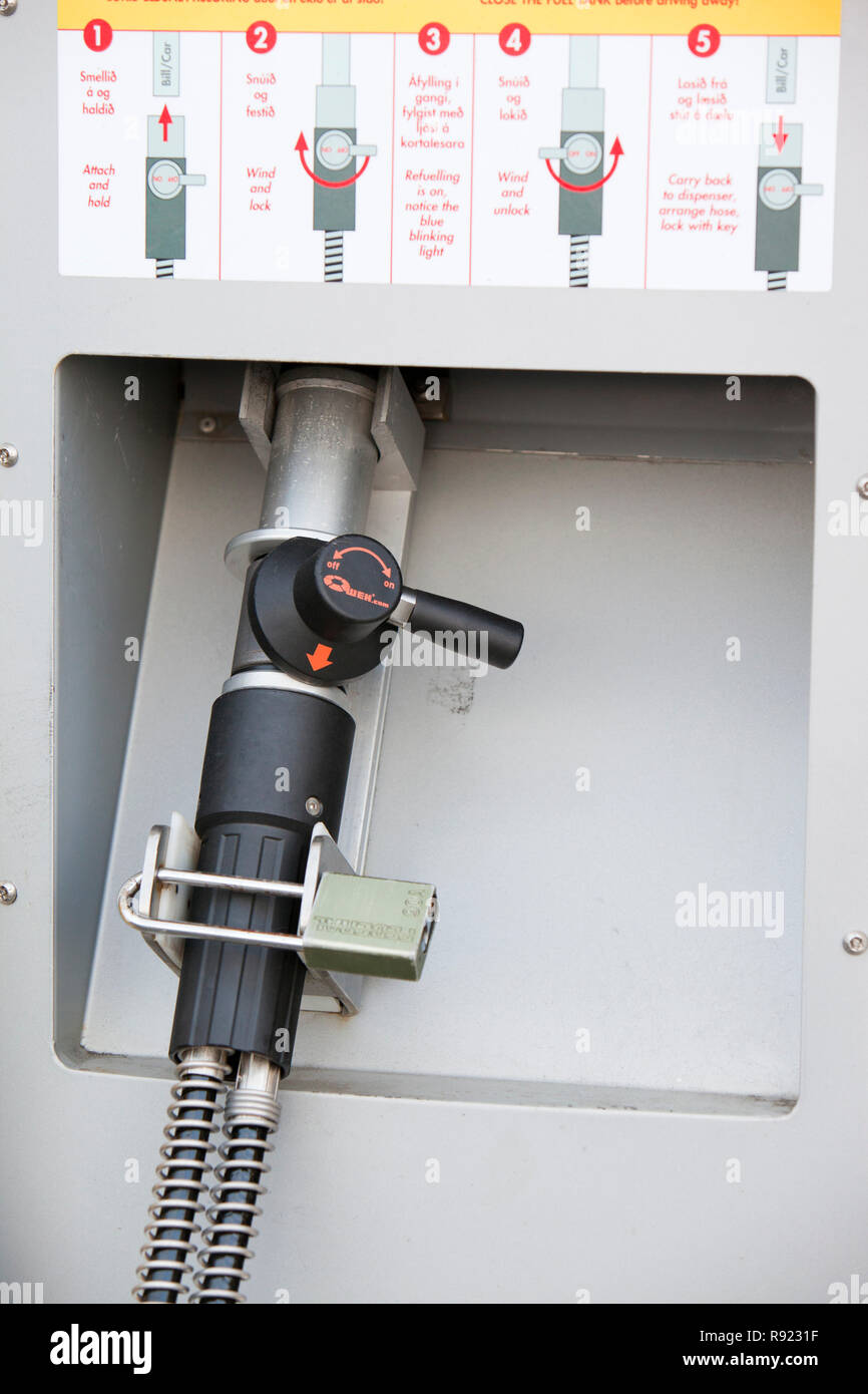 Un idrogeno stazione di riempimento nella periferia di Reykavik, Islanda. La stazione di riempimento è di proprietà di Shell ed è parte di un progetto per aiutare l'Islanda si spostano da lontano dalle importazioni di petrolio, per alimentare i propri veicoli con idrogeno. L'Islanda è impegnata al passaggio ad una economia dell'idrogeno entro il 2050. L'Islanda è idealmente adatto per una economia dell'idrogeno come ha abbondante approvvigionamento di elettricità generata da fonti rinnovabili, che può essere utilizzato per dividere l'acqua, per creare idrogeno. Foto Stock