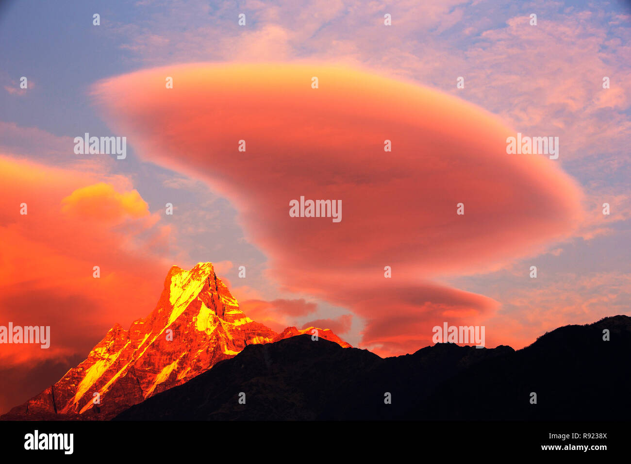 Impostazione illuminazione sun nuvole e picco di Annapurna Himalaya, Nepal Foto Stock