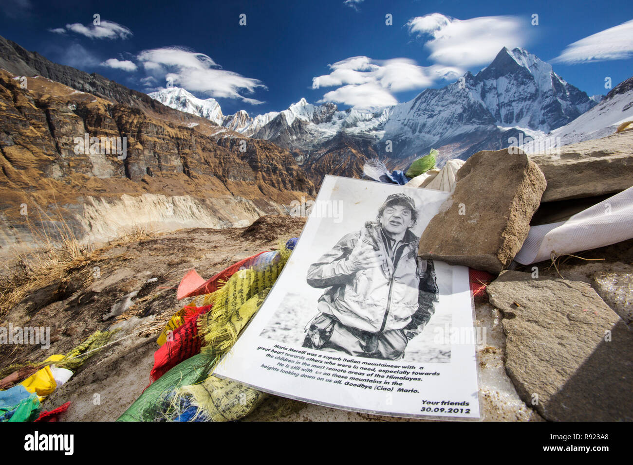 Immagine sotto pietre nel memoriale di scalatore uccisi in Annapurna Himalaya, Nepal Foto Stock