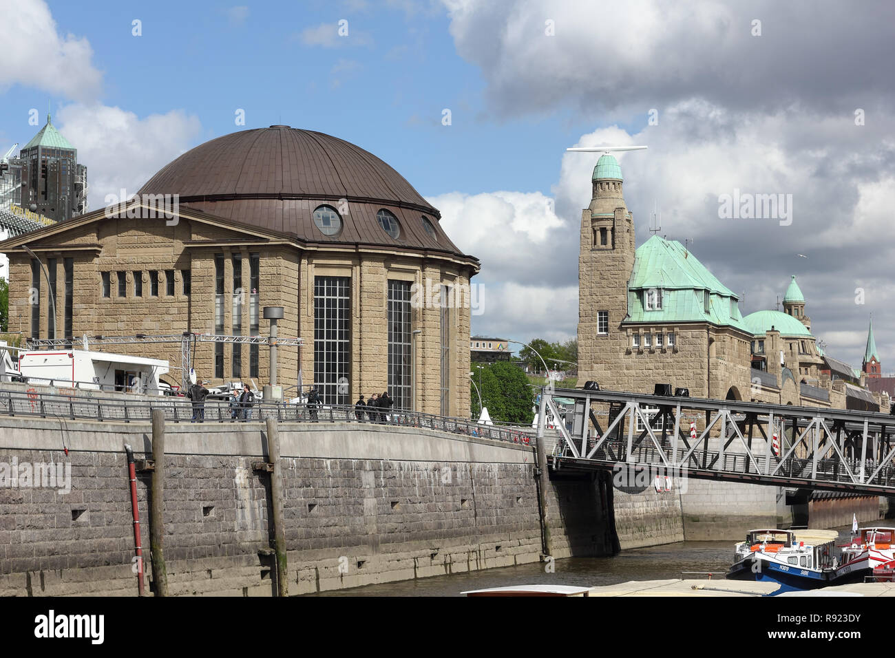 Vecchio Elbe Tunnel e le fasi di sbarco nel porto di Amburgo Foto Stock