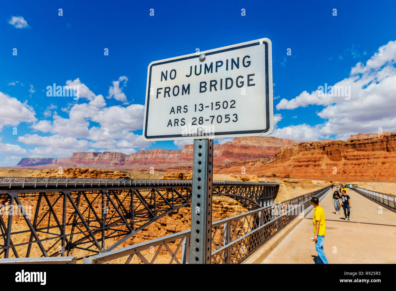 Navajo Bridge è una coppia di acciaio spandrel arch ponti che attraversano il fiume Colorado vicino a Lees Ferry in Northern Arizona. Il ponte più recente della coppia Foto Stock
