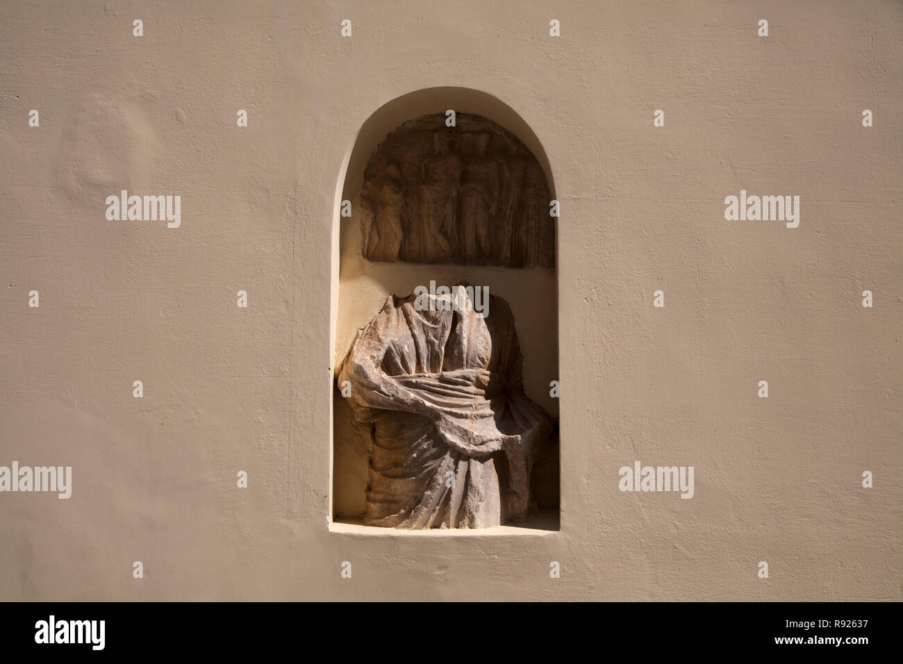 Decapitati statua nella nicchia in ex municipio ioulidha kea cicladi grecia Foto Stock