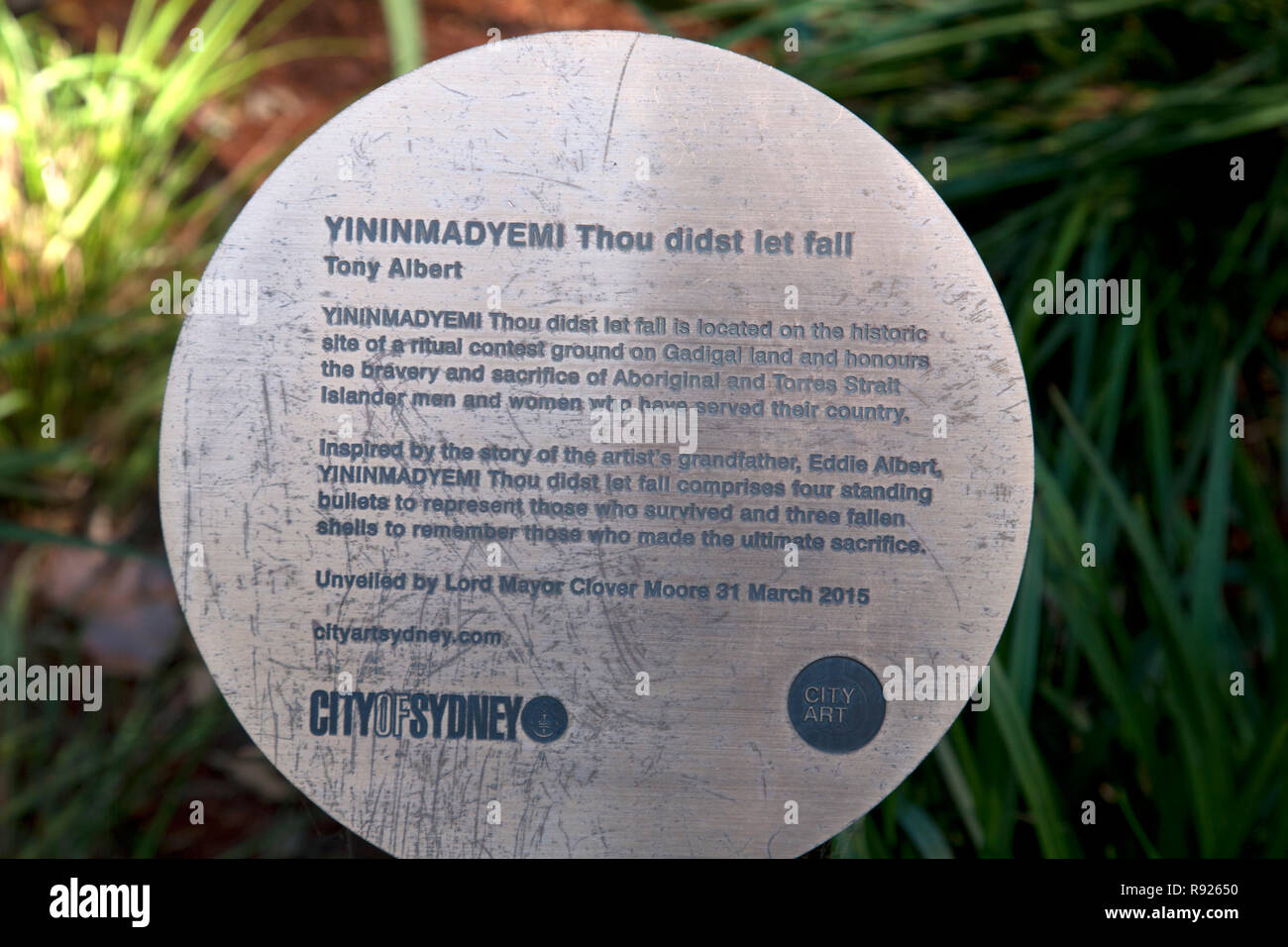 La placca yininmadyemi tu hai lasciato cadere da tony albert sulla terra gadigal hyde park sydney New South Wales AUSTRALIA Foto Stock