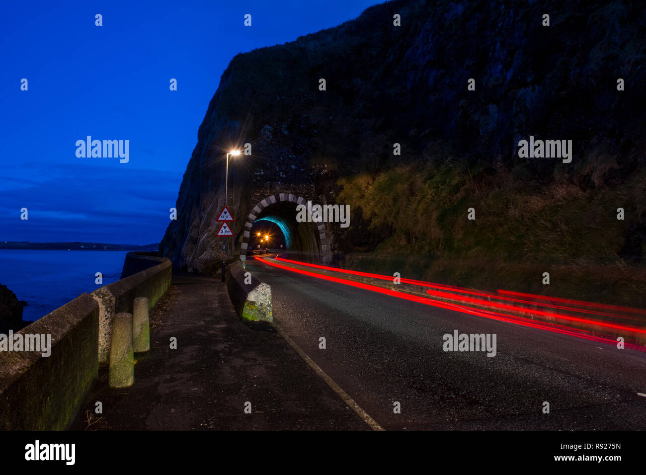 Il nero Arch Larne County Antrim Irlanda del Nord riprese notturne sentieri di luce Foto Stock