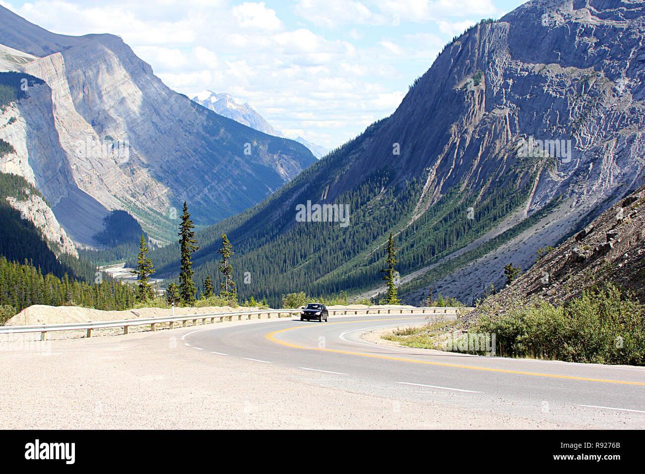 Strada ruscelli e cascate abbondano lungo la Icefield Parkway, # 93, che corre attraverso le Montagne Rocciose Canadesi tra Banff e Jasper. Foto Stock